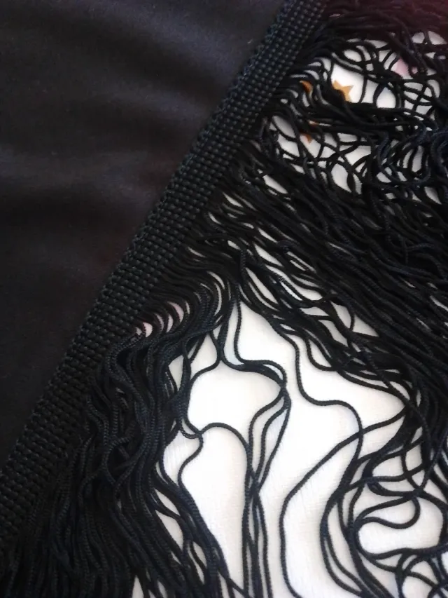 Mantón negro con flecos