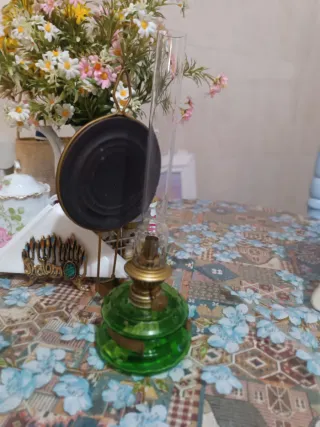 Antigua lámpara de petróleo francesa verde