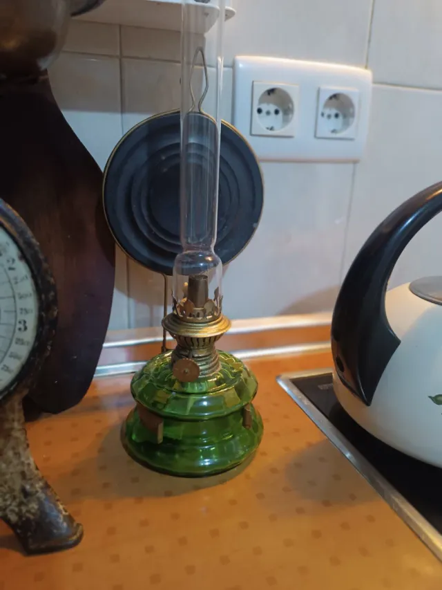 Antigua lámpara de petróleo francesa verde