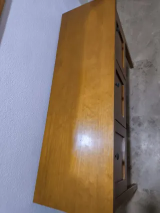 Mueble recibidor de madera.