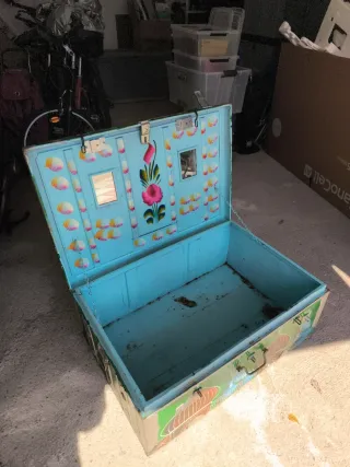 Arcón metálico decorado