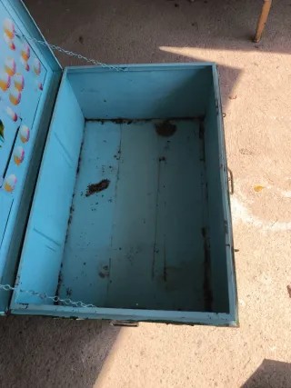 Arcón metálico decorado