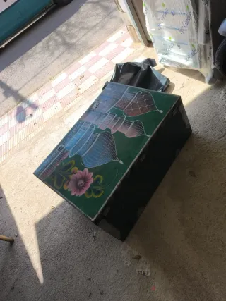 Arcón metálico decorado