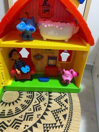 Casita de muñecos con árbol y tobogán