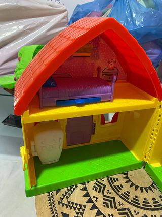 Casita de muñecos con árbol y tobogán