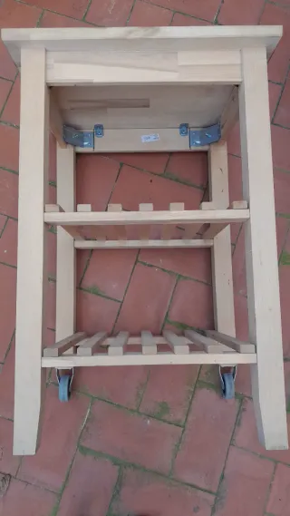 Mueble auxiliar de madera con ruedas