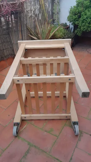 Mueble auxiliar de madera con ruedas