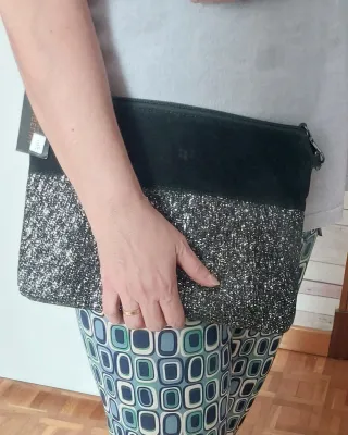 Bolso de mano negro con purpurina
