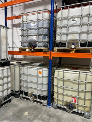 Bidón IBC 1000L con grifo y pallet