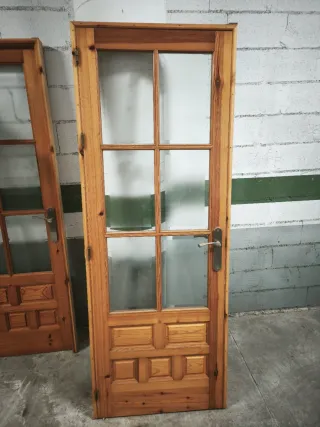 2 Puertas de pino macizo con cristales