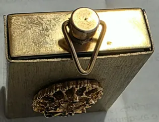 Porta pastiglie dorato con decoro floreale