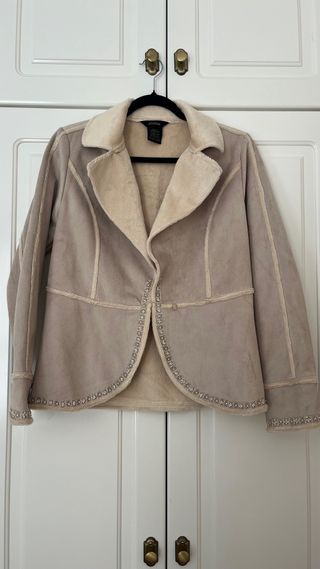 Chaqueta beige con adornos
