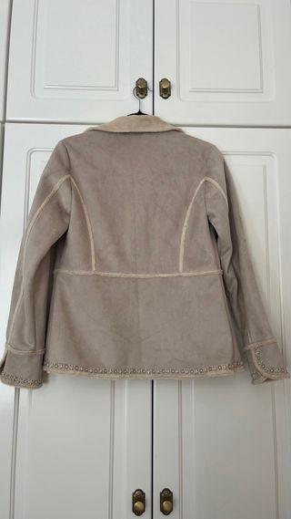 Chaqueta beige con adornos