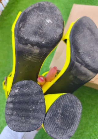 Sandalias de tacón amarillas