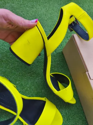 Sandalias de tacón amarillas