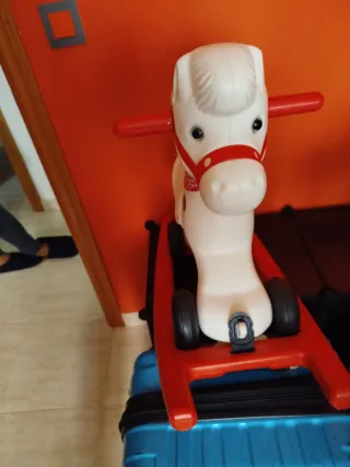 Caballito balancín y correpasillos