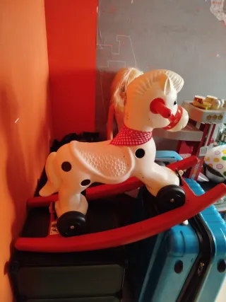 Caballito balancín y correpasillos