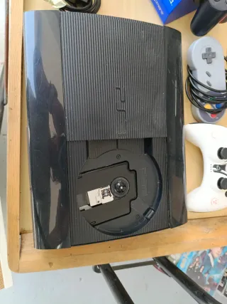 Consola PlayStation 3 con 2 mandos y 5 juegos
