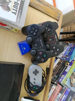 Consola PlayStation 3 con 2 mandos y 5 juegos