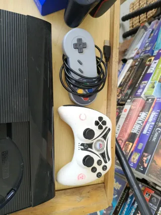 Consola PlayStation 3 con 2 mandos y 5 juegos