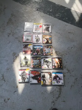 Consola PlayStation 3 con 2 mandos y 5 juegos