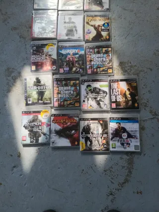 Consola PlayStation 3 con 2 mandos y 5 juegos