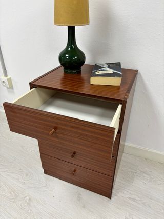 Cómoda de madera pequeña