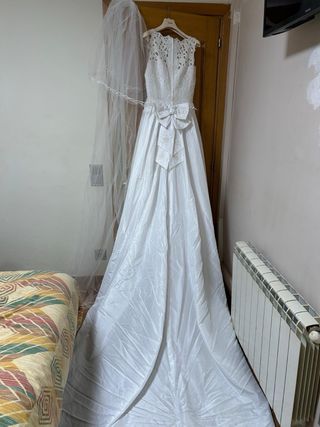 Vestido de novia con velo