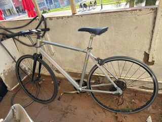 Bicicleta urbana plateada