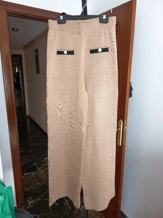 Traje pantalón y rebeca beige y negro