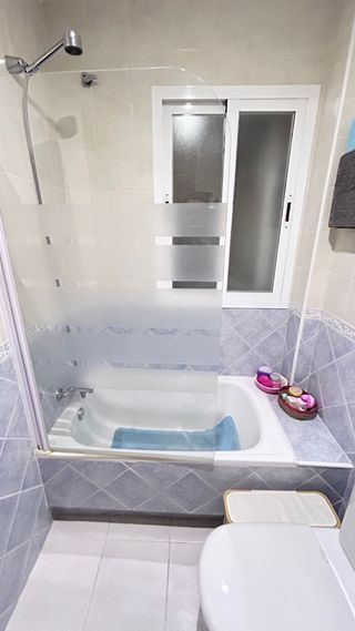 Bañera y mampara de una hoja para bañera