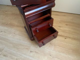 Mesita de noche clásica de madera de caoba