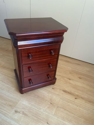 Mesita de noche clásica de madera de caoba