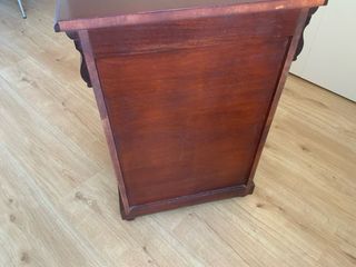 Mesita de noche clásica de madera de caoba