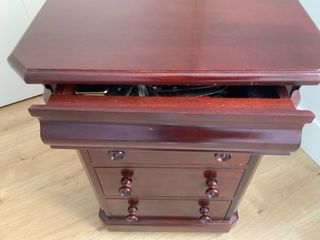 Mesita de noche clásica de madera de caoba