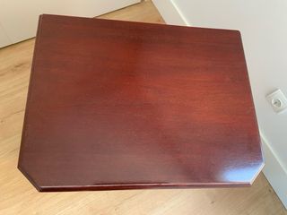 Mesita de noche clásica de madera de caoba