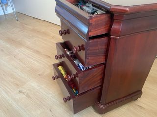 Mesita de noche clásica de madera de caoba