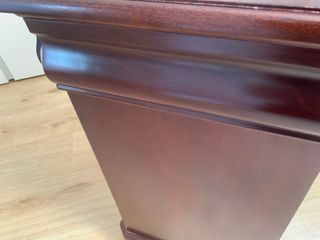 Mesita de noche clásica de madera de caoba