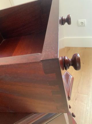 Mesita de noche clásica de madera de caoba