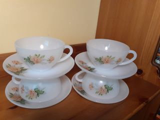 Tazas de desayuno con rosas