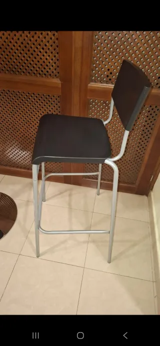 Mesa alta redonda y 2 taburetes