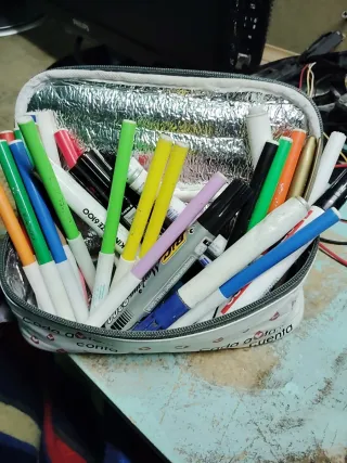 Estuche con rotuladores varios