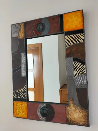 Espejo decorativo con marco artesanal