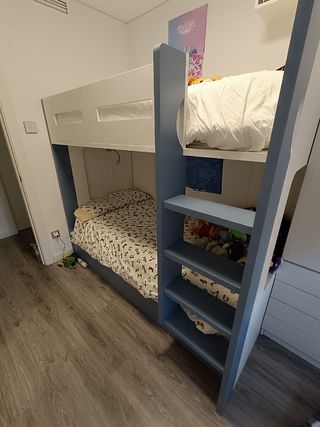 Litera de madera blanca con colchones. Descripción