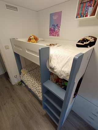 Litera de madera blanca con colchones. Descripción