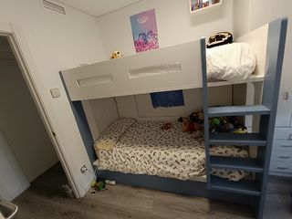 Litera de madera blanca con colchones. Descripción