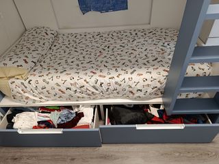 Litera de madera blanca con colchones. Descripción