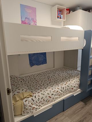 Litera de madera blanca con colchones. Descripción