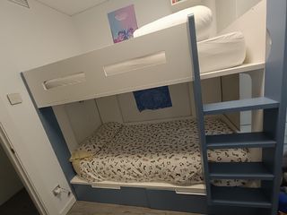 Litera de madera blanca con colchones. Descripción