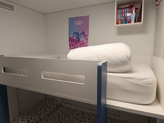 Litera de madera blanca con colchones. Descripción